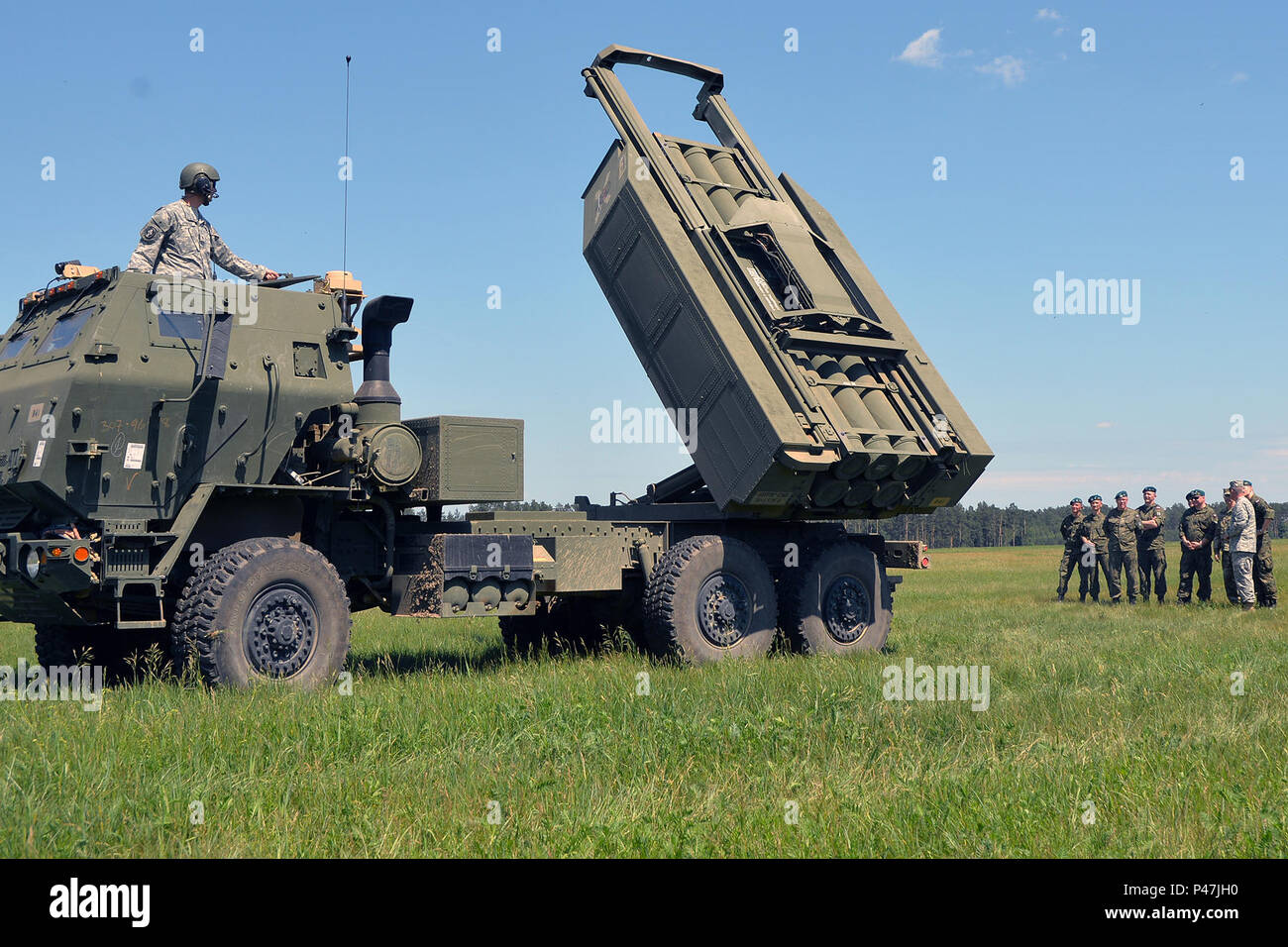 Soldati del 5° Battaglione, 113Campo reggimento di artiglieria (High Mobility Artillery Rocket System), North Carolina Esercito Nazionale Guardia, dimostrare la capacità di un HIMARS durante l'esercizio Anakonda 16 a Jaworze Area Formazione, Polonia, Giugno 5, 2016. Il North Carolina guardie e soldati polacchi appreso ogni altra di artiglieria, veicoli e altre attrezzature durante questa parte dell'esercizio. Un16 è un cittadino polacco di esercizio che cerca di treno, esercizio e integrare nazionale polacca di strutture di comando e delle forze in un allied, giunzione e ambiente multinazionale. (U.S. Army Nat Foto Stock