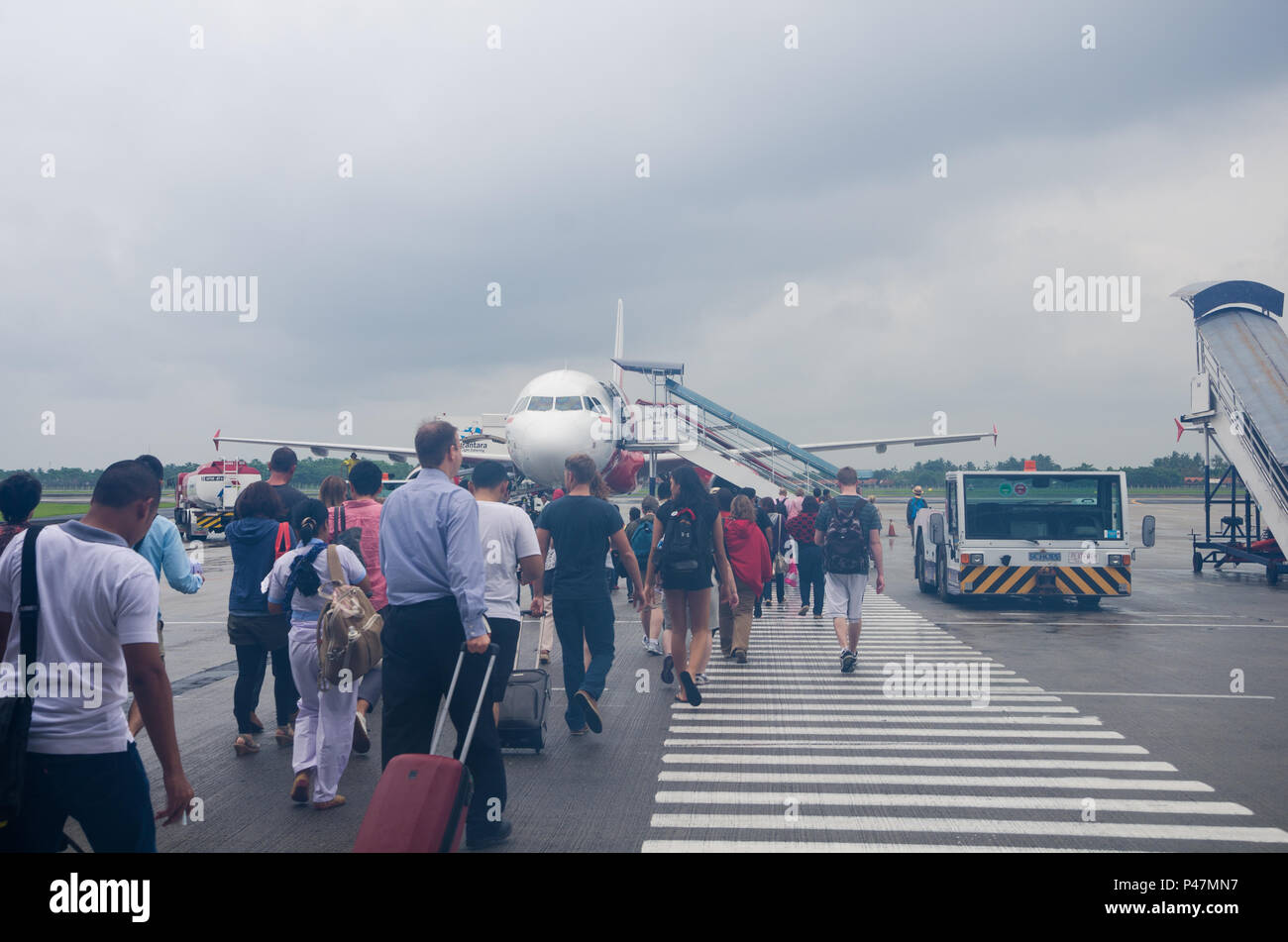 La gente che camminava per aereo, Giacarta (Aeroporto Soekarno-Hatta ) a Bali (Bali Ngurah Rai) volo, Indonesia Foto Stock