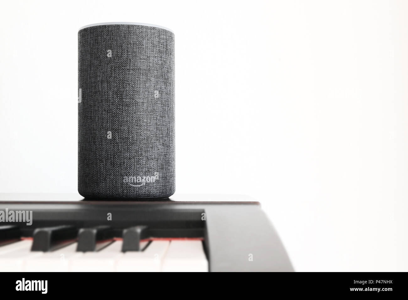 Barcellona - Giugno 2018: Amazon eco Smart Home Alexa servizio vocale su un pianoforte in un soggiorno a giugno 20, 2018 a Barcellona. Foto Stock