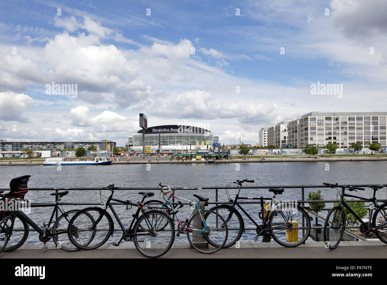 Berlino, Germania, Mercedes-Benz Arena e biciclette in Kreuzberger Ufer Foto Stock