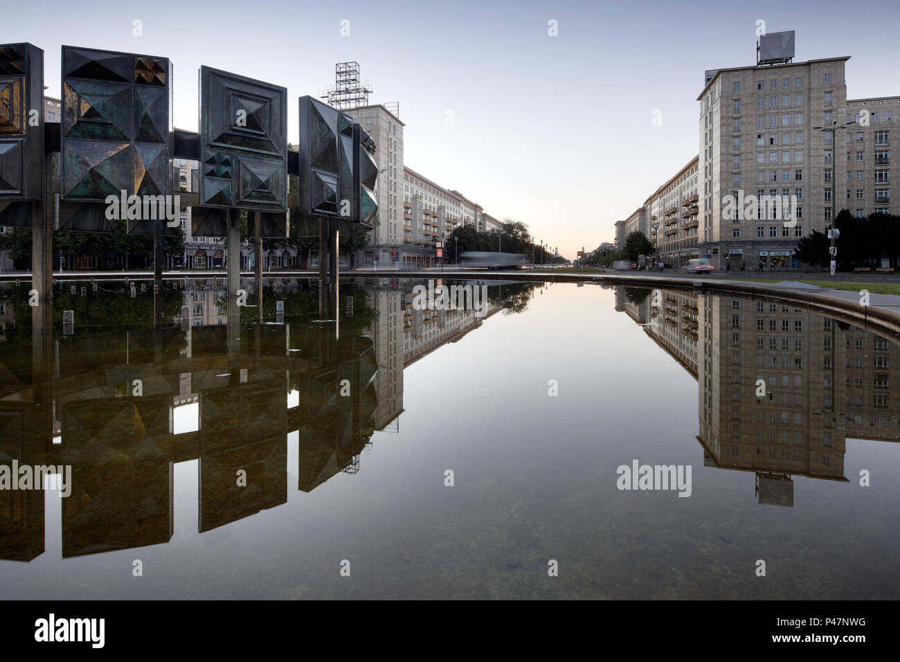 Berlino, Germania, riflesso dell'edificio residenziale nel Karl-Marx-Allee a Berlino-friedrichshain nella fontana su Strausberger Platz Foto Stock