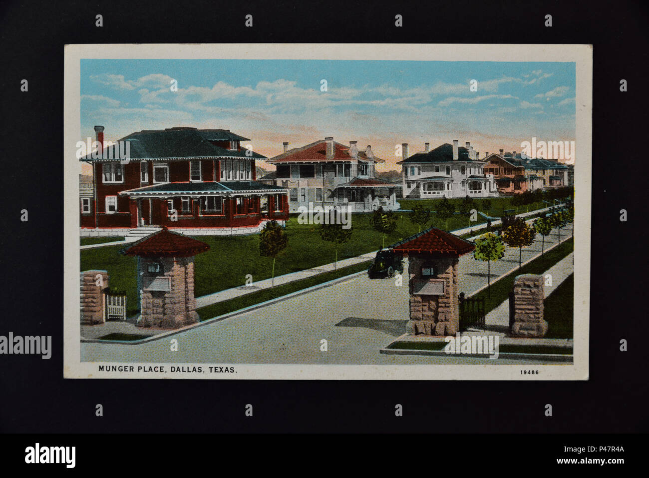 Fotografia di 1930/1940's American cartolina a colori raffigurante la zona residenziale di Munger posto, Dallas, Texas, su uno sfondo nero. Foto Stock