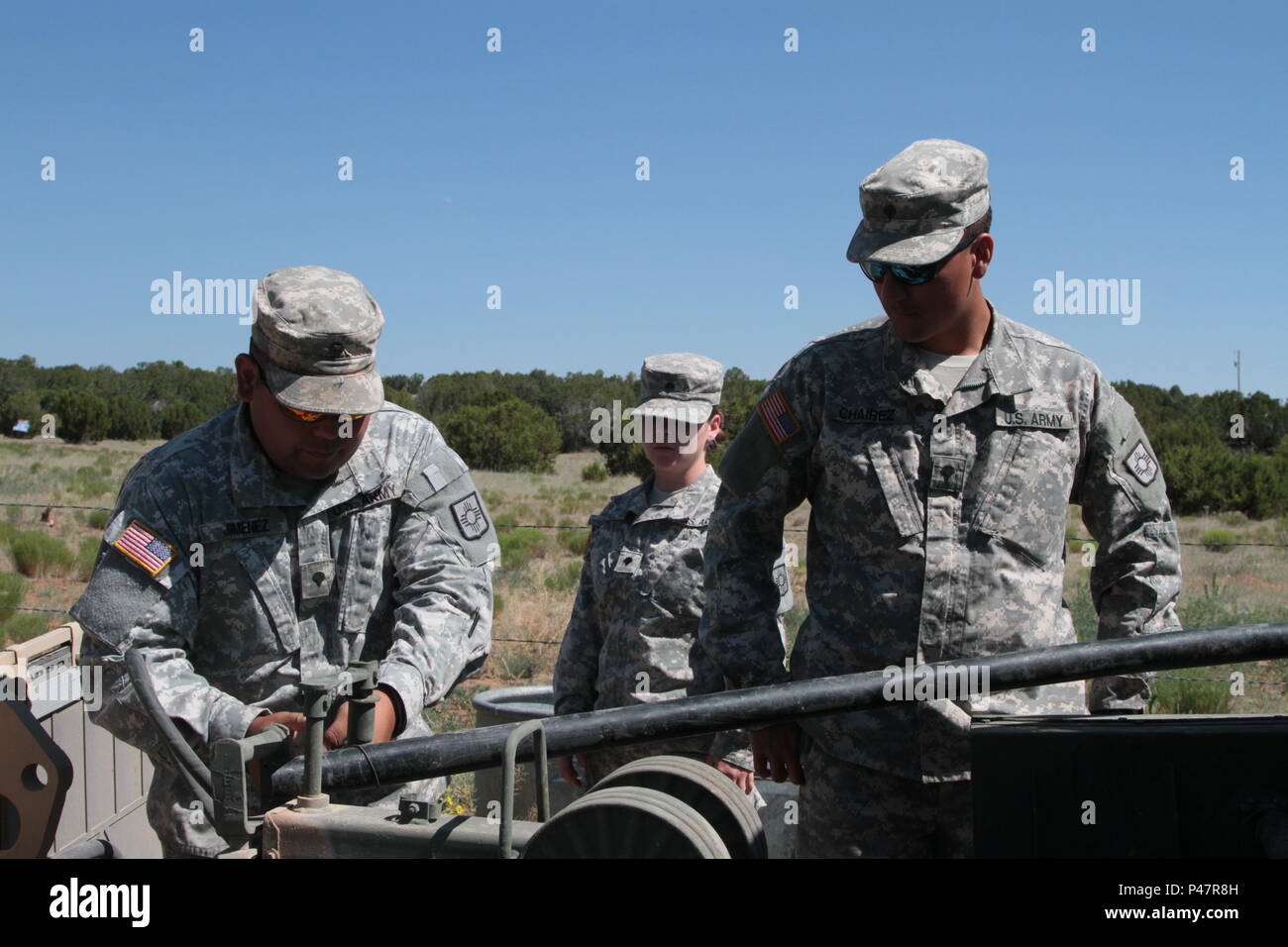 Il personale della Guardia Nazionale del New Mexico consegna oltre 11.000 litri d'acqua ai ranch di Pohl Road durante l'evacuazione obbligatoria di Dog Head Fire nel giugno 2016. I soldati della 720th Transportation Company e del 615th Transportation Battalion assistono nella risposta di emergenza, garantendo l'accesso all'acqua e sostenendo le comunità locali colpite dall'incendio. L'operazione dimostra il coordinamento, la pianificazione logistica e il supporto militare nelle missioni nazionali di soccorso in caso di catastrofi. Foto Stock