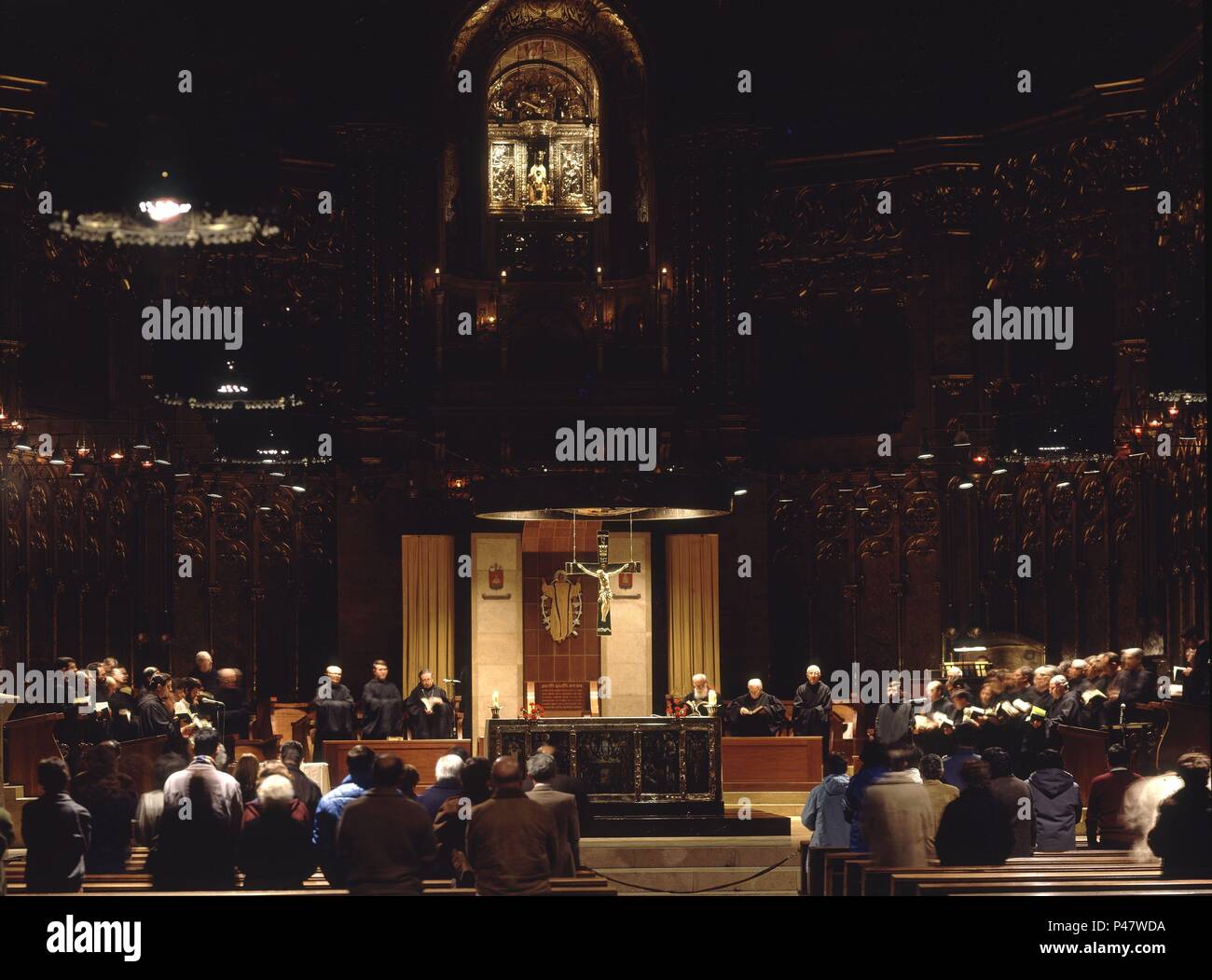 COMUNIDAD BENEDICTINA CANTANDO VISPERAS EN EL CORO DE LA BASILICA DE MONTSERRAT. Posizione: Monasterio de Montserrat, Barcelona, Spagna. Foto Stock