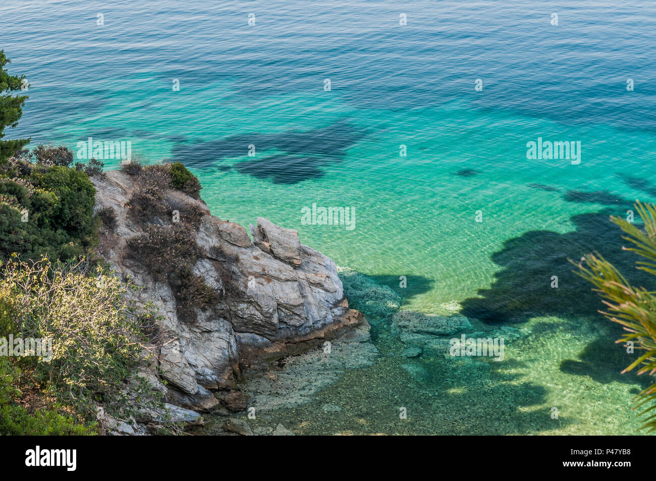 Acque azzurre del mar Egeo sull'isola di Skiathos, Grecia Foto Stock