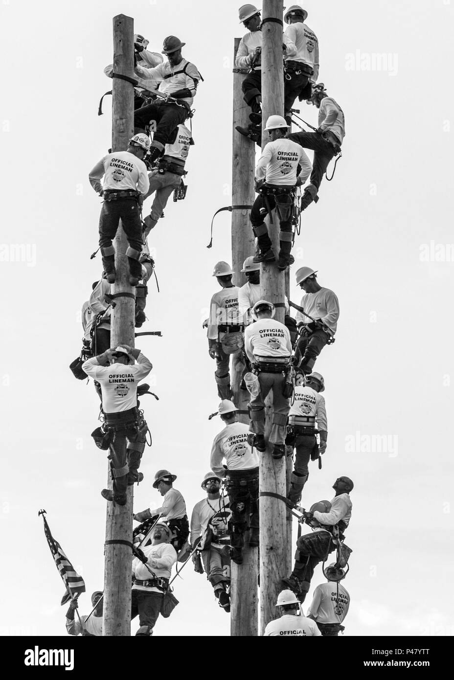 Linemen elettrico salire un polo per rappresentare il numero di linemen morti hanno il dovere, Madison, Ill., Giugno 25, 2016. Aria Mobilità ala comando Master Chief Sgt. Wesley Mathias è stato il grand marshal per NASCAR Camping World Truck Series, Drivin' per Linemen 200, che ha onorato e ha richiamato l'attenzione per la riparazione elettrica degli equipaggi e il loro servizio. Foto Stock