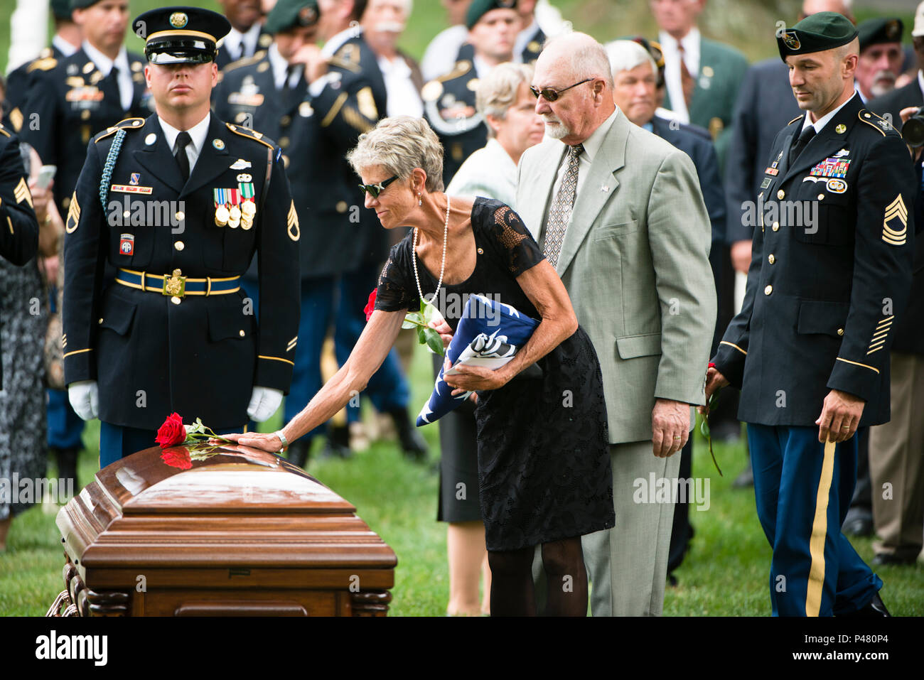 Judith B. Bouchard, sorella di U.S. Army Sgt. 1. Classe Alan Le Boyer, pone un fiore sul suo scrigno seguendo il suo graveside servizio nella sezione 28 di Al Cimitero Nazionale di Arlington, Giugno 22, 2016 in Arlington, Virginia Boyer, un berretto verde, è stato elencato mancante in azione durante la Guerra del Vietnam e i suoi resti sono stati recentemente identificati. (U.S. Foto dell'esercito da Rachel Larue/Al Cimitero Nazionale di Arlington/rilasciato) Foto Stock