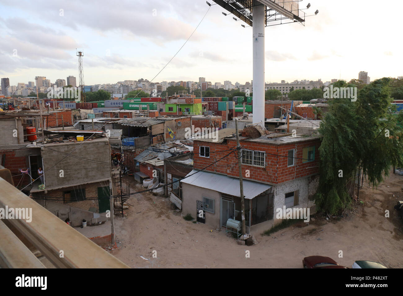 BUENOS AIRES, Argentina - 16/01/2015: FAVELA - Fotos de uma favela localizada abaixo da Autopista Dr. Arturo Umberto Illia, em Buenos Aires, Agentina. Foto: Andre Chaco / Fotoarena (restrizione: Sud America diritti solo) Foto Stock