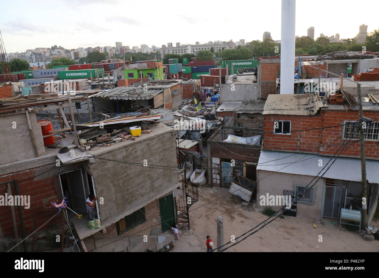 BUENOS AIRES, Argentina - 16/01/2015: FAVELA - Fotos de uma favela localizada abaixo da Autopista Dr. Arturo Umberto Illia, em Buenos Aires, Agentina. Foto: Andre Chaco / Fotoarena (restrizione: Sud America diritti solo) Foto Stock