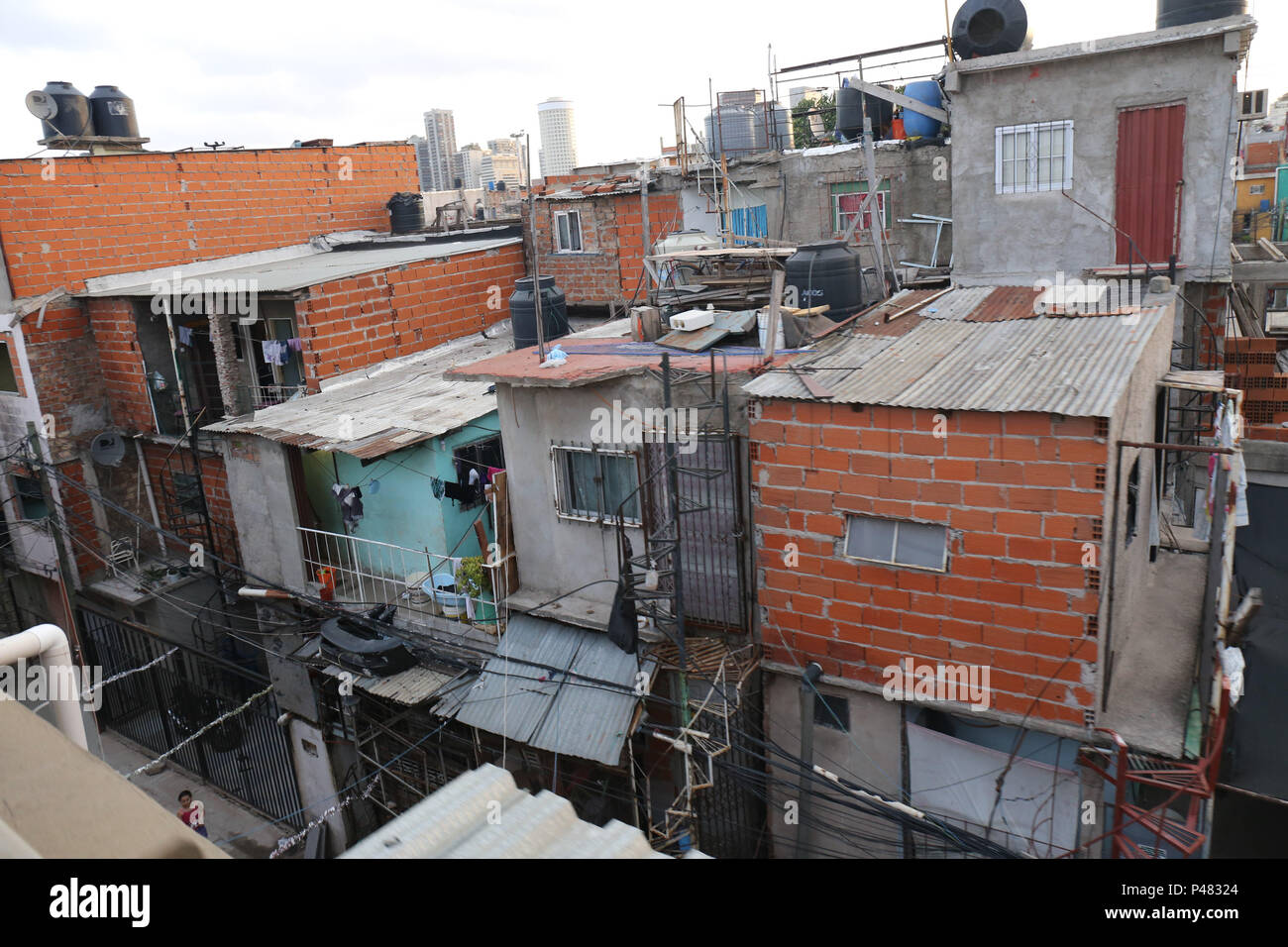 BUENOS AIRES, Argentina - 16/01/2015: FAVELA - Fotos de uma favela localizada abaixo da Autopista Dr. Arturo Umberto Illia, em Buenos Aires, Agentina. Foto: Andre Chaco / Fotoarena (restrizione: Sud America diritti solo) Foto Stock