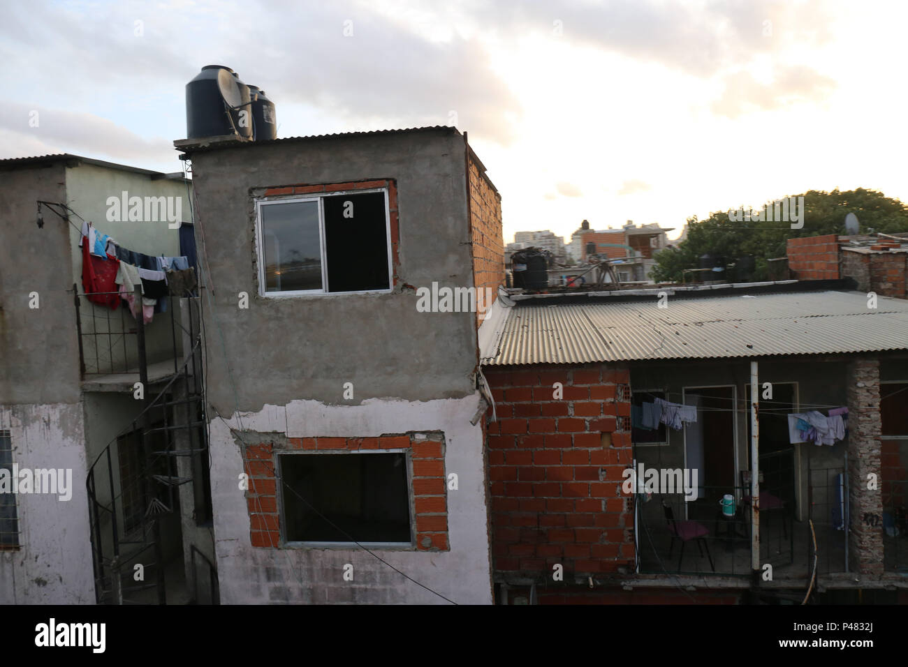 BUENOS AIRES, Argentina - 16/01/2015: FAVELA - Fotos de uma favela localizada abaixo da Autopista Dr. Arturo Umberto Illia, em Buenos Aires, Agentina. Foto: Andre Chaco / Fotoarena (restrizione: Sud America diritti solo) Foto Stock