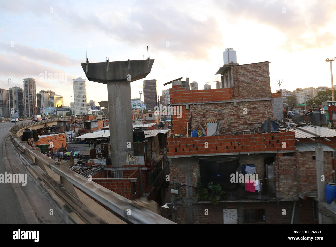 BUENOS AIRES, Argentina - 16/01/2015: FAVELA - Fotos de uma favela localizada abaixo da Autopista Dr. Arturo Umberto Illia, em Buenos Aires, Agentina. Foto: Andre Chaco / Fotoarena (restrizione: Sud America diritti solo) Foto Stock