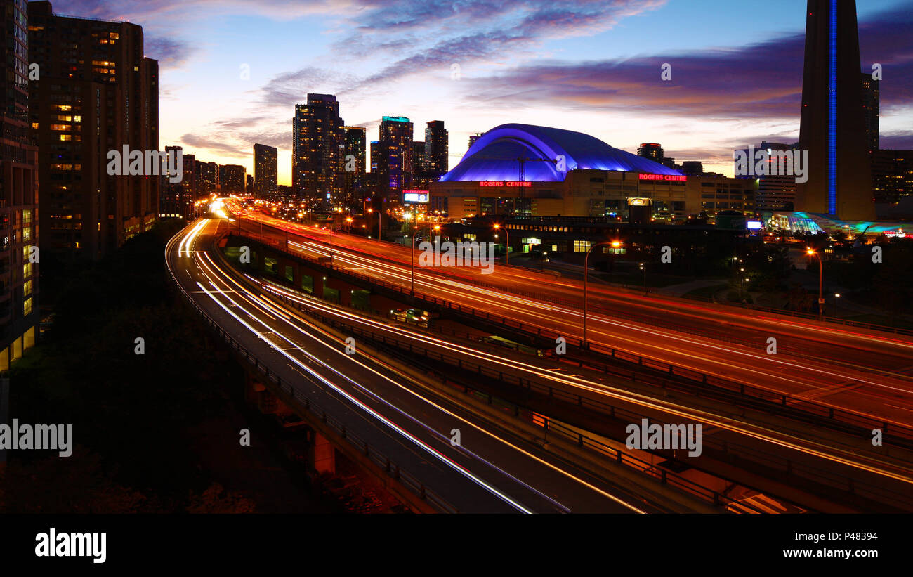 Una vista notturna del Rogers Centre con superstrada a Toronto in Canada Foto Stock