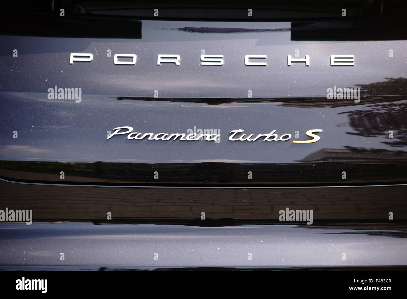 Bad Homburg, Germania - 19 Maggio 2018: Close-up della parte posteriore di un dipinto di nero Porsche Panamera Turbo S auto sportiva il 19 maggio 2018 a Bad Homburg. Foto Stock