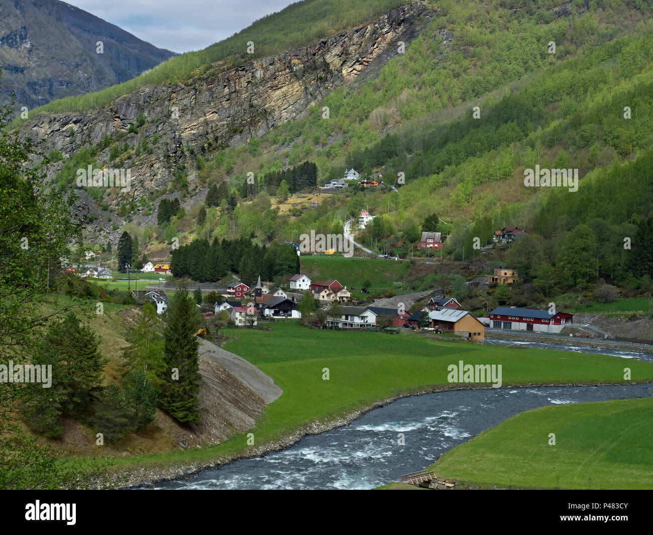 Norvegia, vicino fiordo, vicino Flam, ispiratrice molla, area montuosa, piccolo villaggio norvegese nella parte inferiore del fissaggio, fiume veloce e cascate Foto Stock