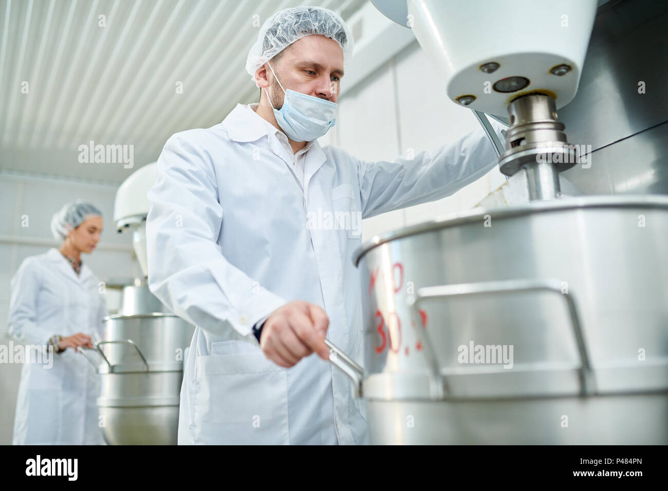 Vista laterale del dolce la produzione nella fabbrica di luce Foto Stock