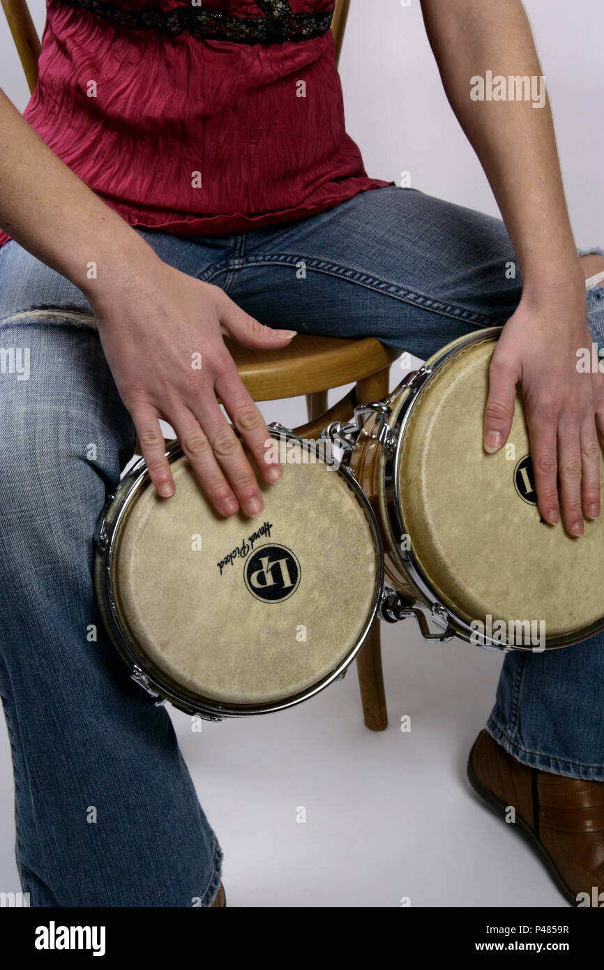 Riproduzione di Bongos. La percussione. tamburi a mano Foto stock - Alamy