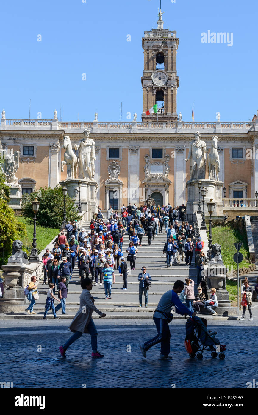 Roma, Italia - 23 Aprile 2017: la gente in Campidoglio, il Campidoglio cordonata, al centro dell'immagine che conduce da Via del Teatro di Marcello a Piazz Foto Stock