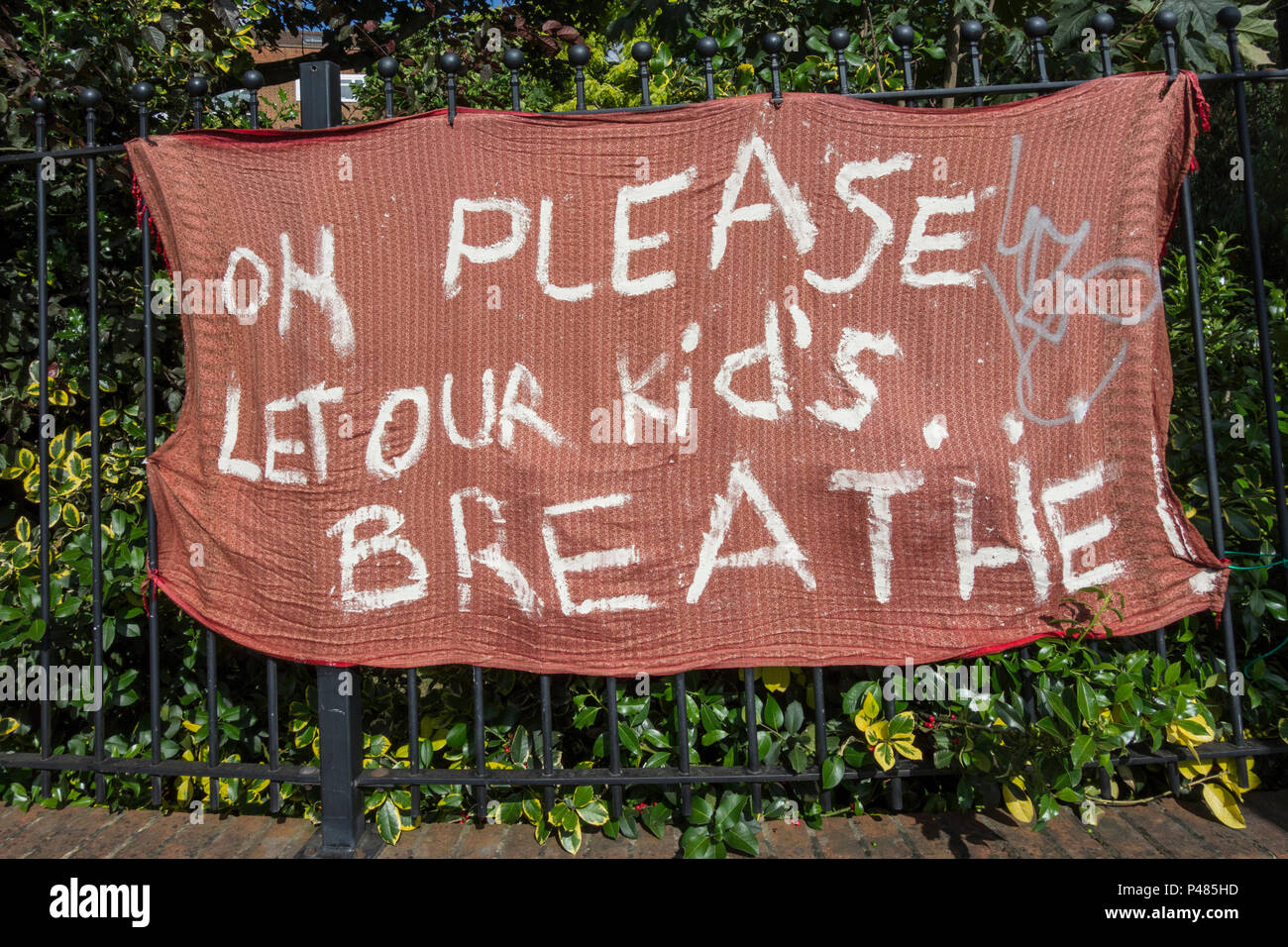 Lasciate che i nostri figli respirano banner di protesta e grammatica inglese errore alla Chalkers' Corner, birreria Mortlake sviluppo, Mortlake, London, SW14, Regno Unito Foto Stock