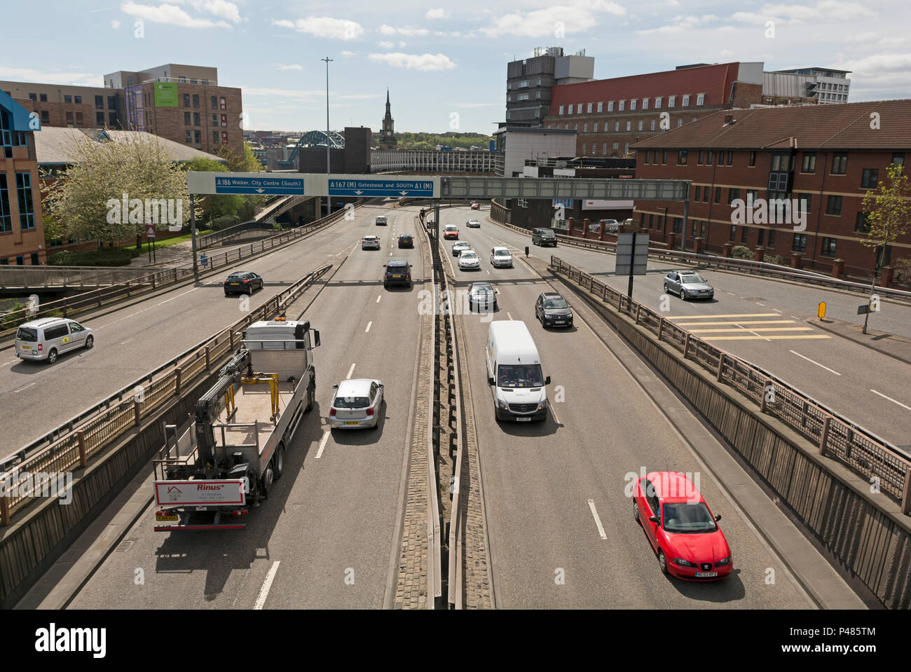 Autostrada Centrale, Newcastle con auto, camion, autocarri. Foto Stock