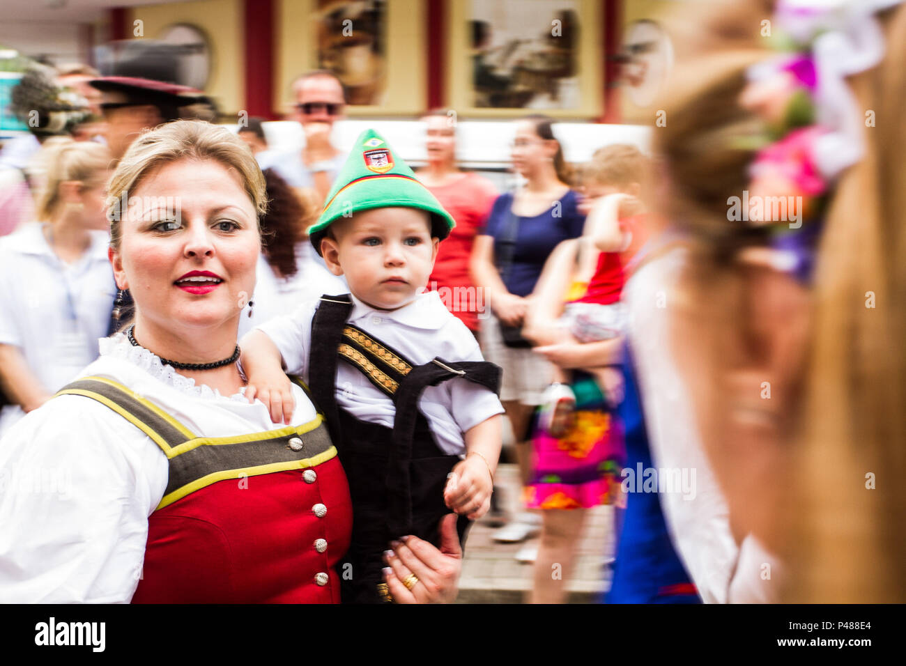 Desfile Oficial da Oktoberfest 2012 na Rua XV de Novembro. Blumenau/SC, Brasil - 20/10/2012. Foto: Ricardo Ribas / Fotoarena Foto Stock