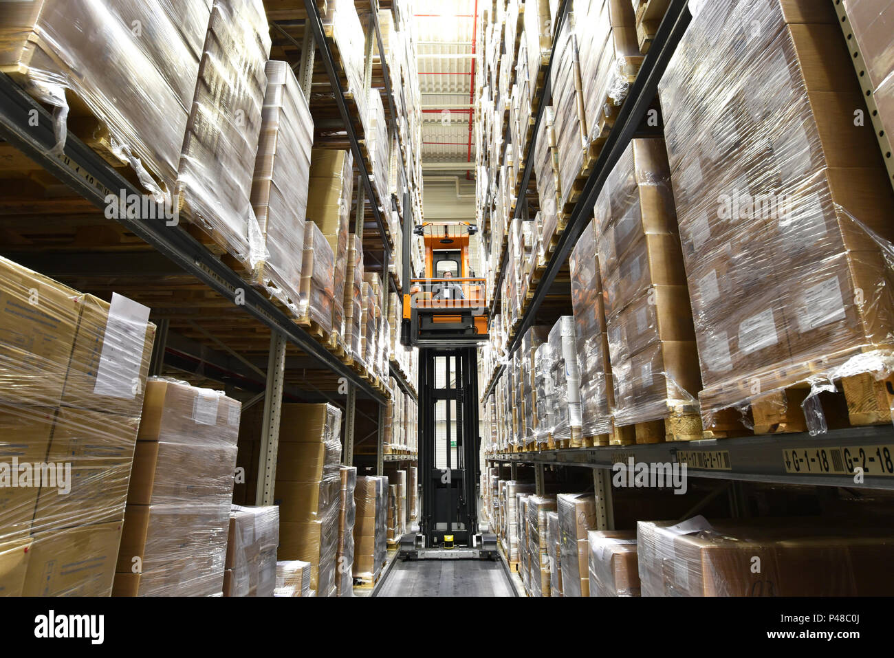 Industriali ad alta bay magazzini - deposito di merci Foto Stock