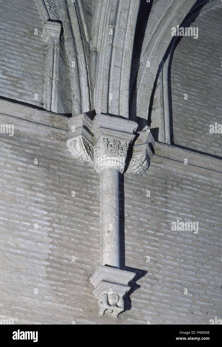 Interno- colonna SOBRE MENSULA FIGURADA QUE SOSTIENE Los Arcos FAJONES -S XIII. Posizione: St Anne's Church, Spagna. Foto Stock