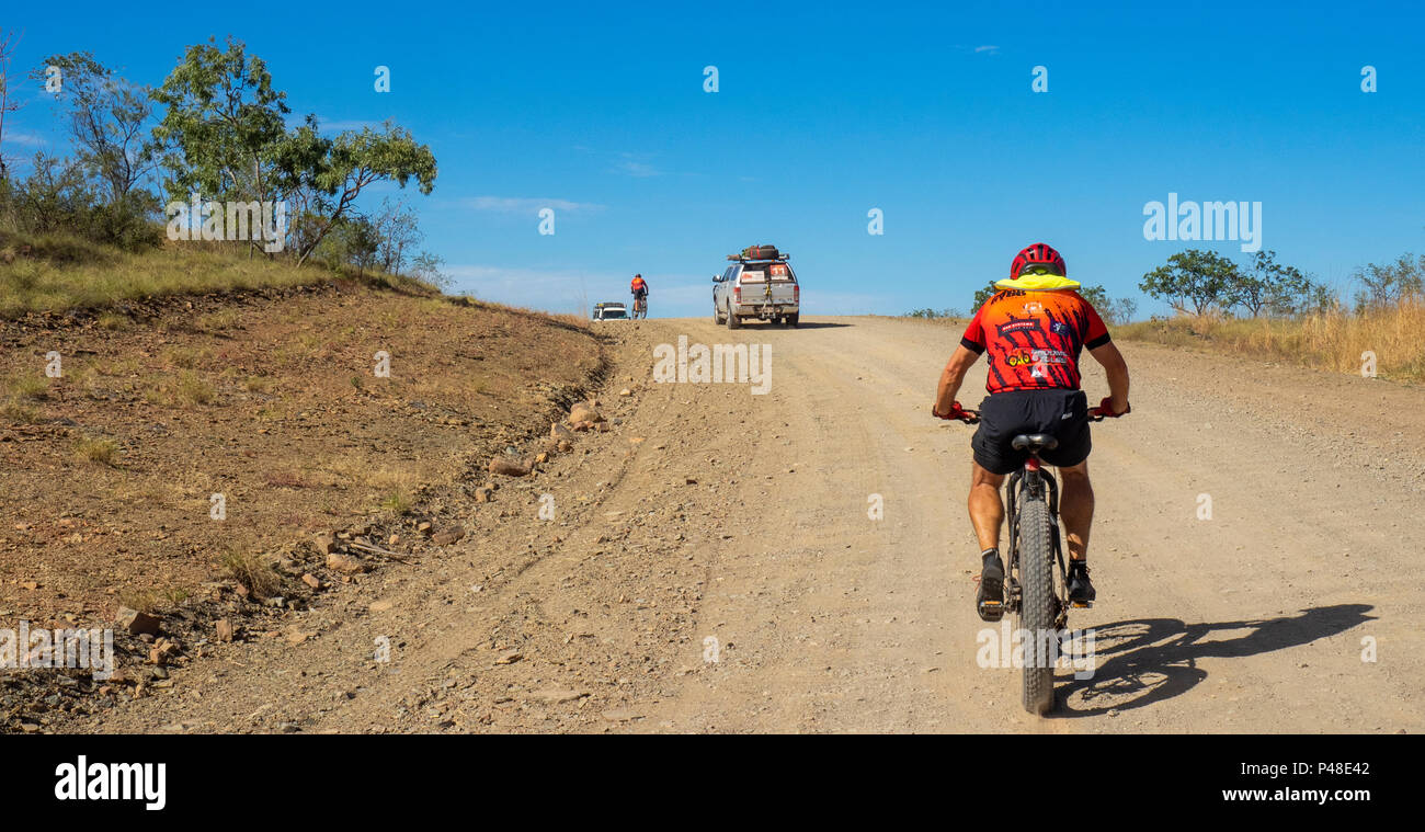 Gibb Challenge 2018 un ciclista in jersey e bib a cavallo di un fatbike su strada sterrata Gibb River Road Kimberley Australia Foto Stock