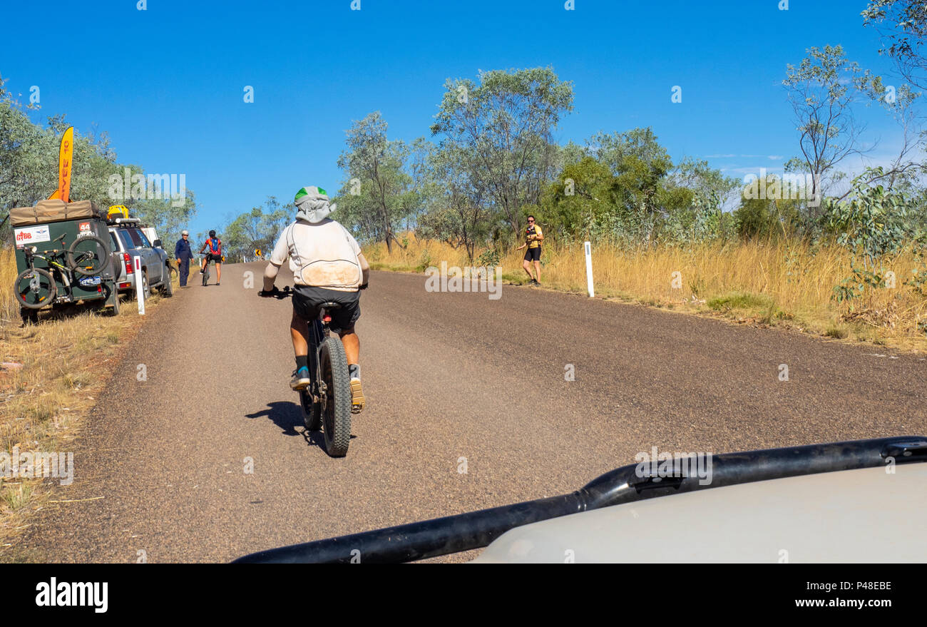 Gibb Challenge 2018 un ciclista in jersey e bib di equitazione Gibb River Road Kimberley Australia Foto Stock