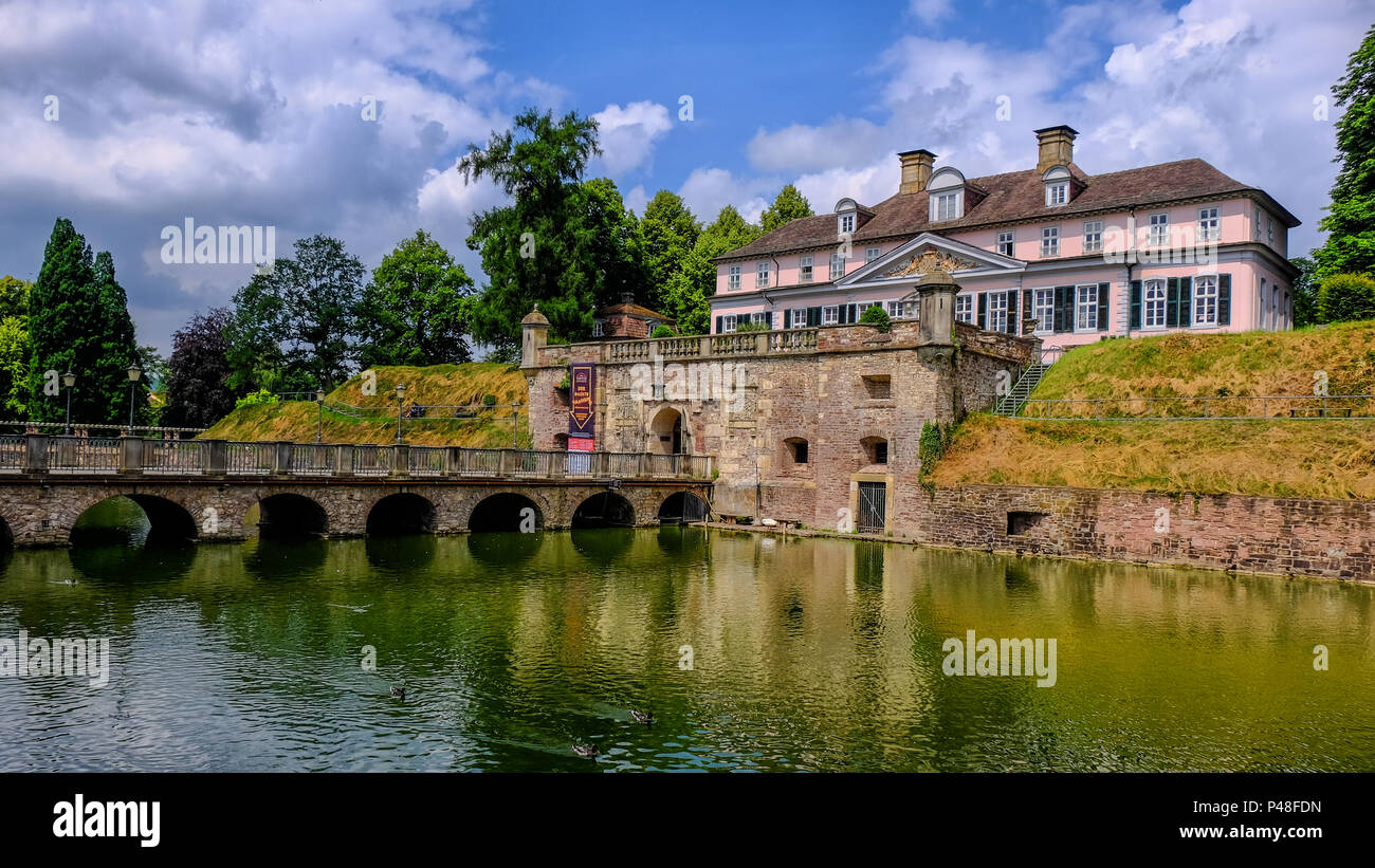 Parco termale di Bad Pyrmont durante l estate e soleggiato Foto Stock