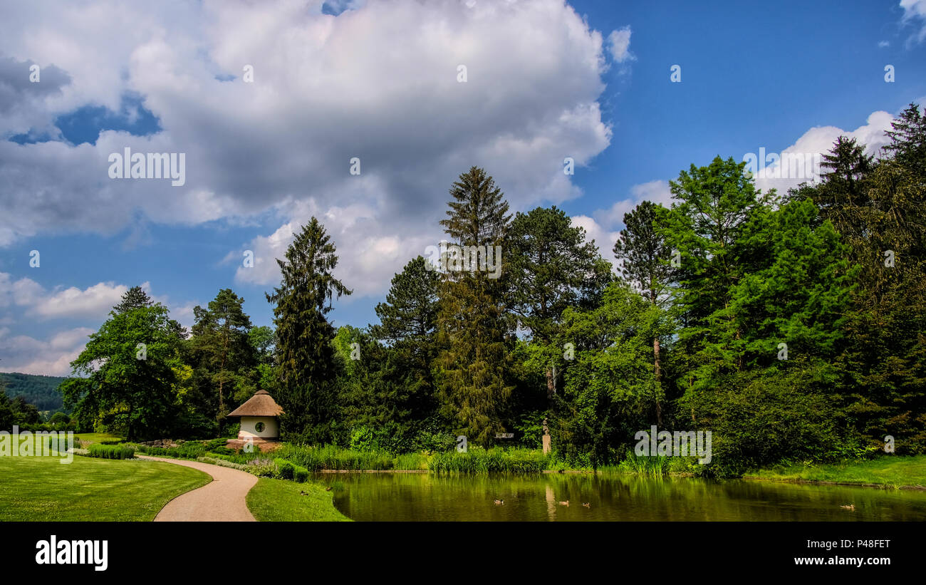 Parco termale di Bad Pyrmont durante l estate e soleggiato Foto Stock