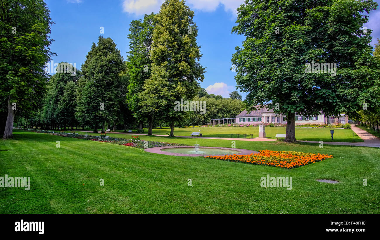 Parco termale di Bad Pyrmont durante l estate e soleggiato Foto Stock
