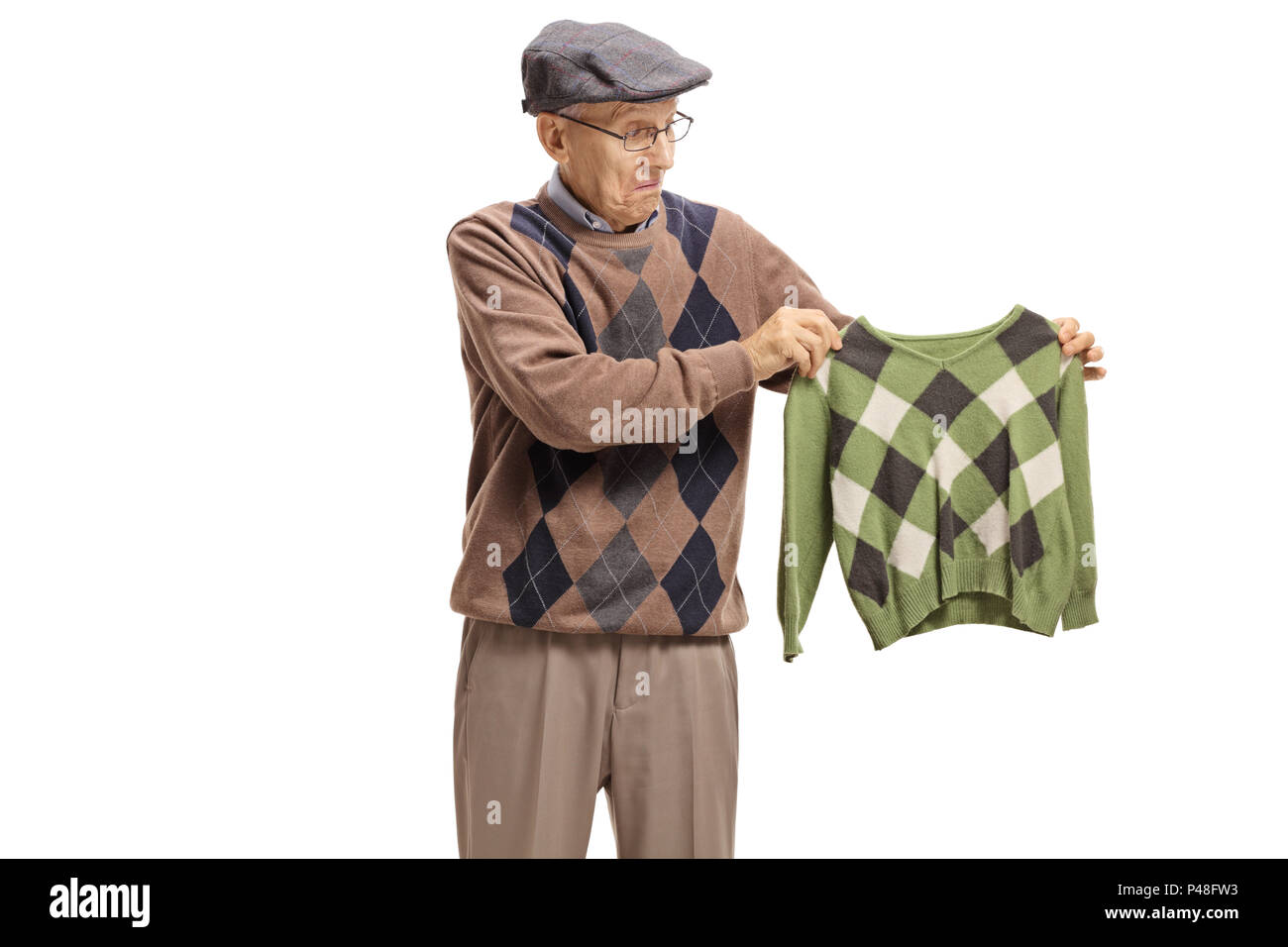 Deluso uomo anziano guardando un shrunken camicetta isolati su sfondo bianco Foto Stock