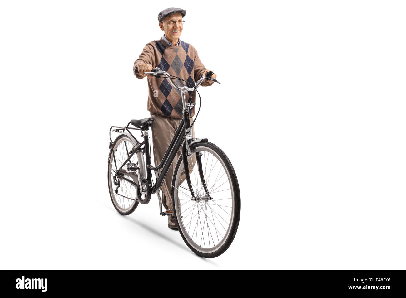 A piena lunghezza Ritratto di un senior spingendo una bicicletta isolati su sfondo bianco Foto Stock