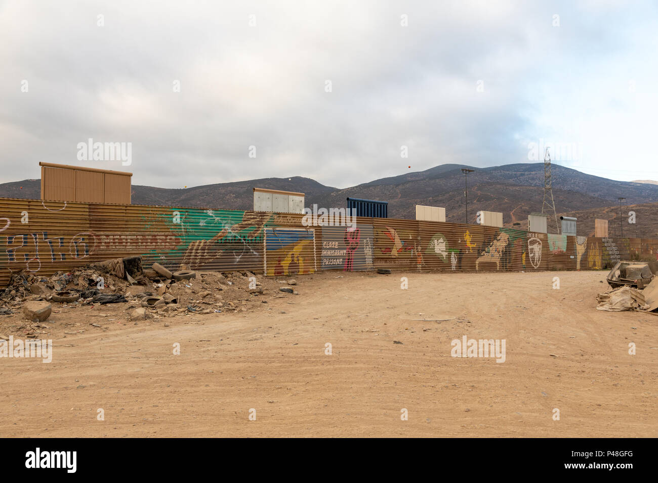 Ci originale Messico recinzione di confine con i prototipi della nuova proposta di Trump muro eretto appena oltre, vicino all'Otay Mesa porto di entrata in California, US Foto Stock