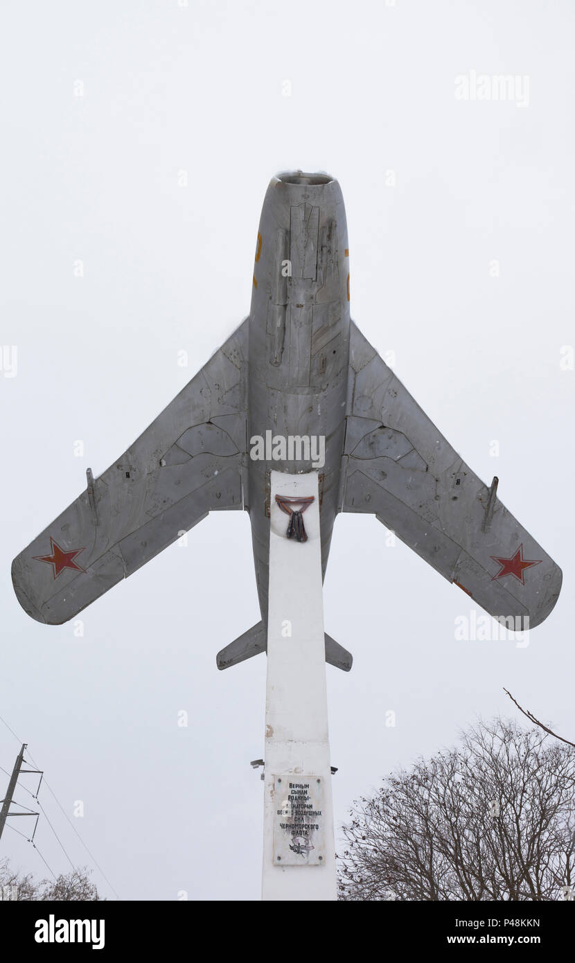 Evpatoria, Crimea, Russia - 1 Marzo 2018: Monumento ai piloti delle Forze aeree del Mar Nero flotta nella caduta di neve in inverno. Evpatoria, Criminalità Foto Stock