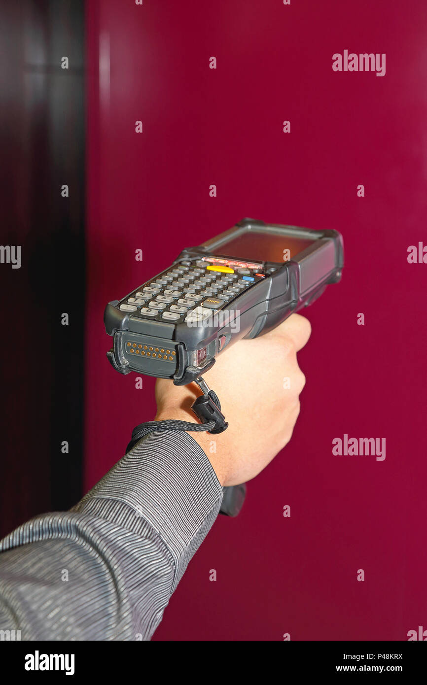 Lavoratore di spedizione azienda palmare Scanner di codici a barre Foto Stock