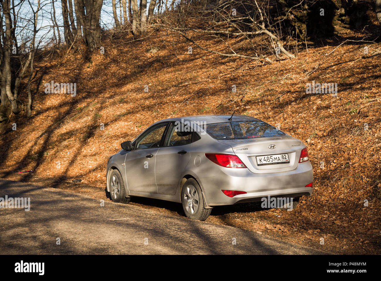 La vettura Hyundai Solaris (accento) è parcheggiato in natura. Il Grand Canyon, Repubblica di Crimea. Foto Stock