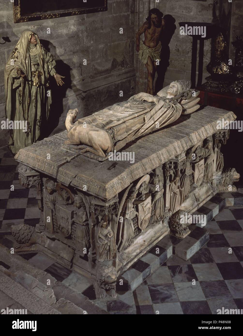 CAPILLA DE SAN HERMENEGILDO - DETALLE DEL SEPULTURA DEL CARDENAL CERVANTES - 1453. Autore: Lorenzo Mercadante de Bretaña (d. c. 1480). Posizione: CATEDRAL-interno, Sevilla, Sevilla, Spagna. Foto Stock