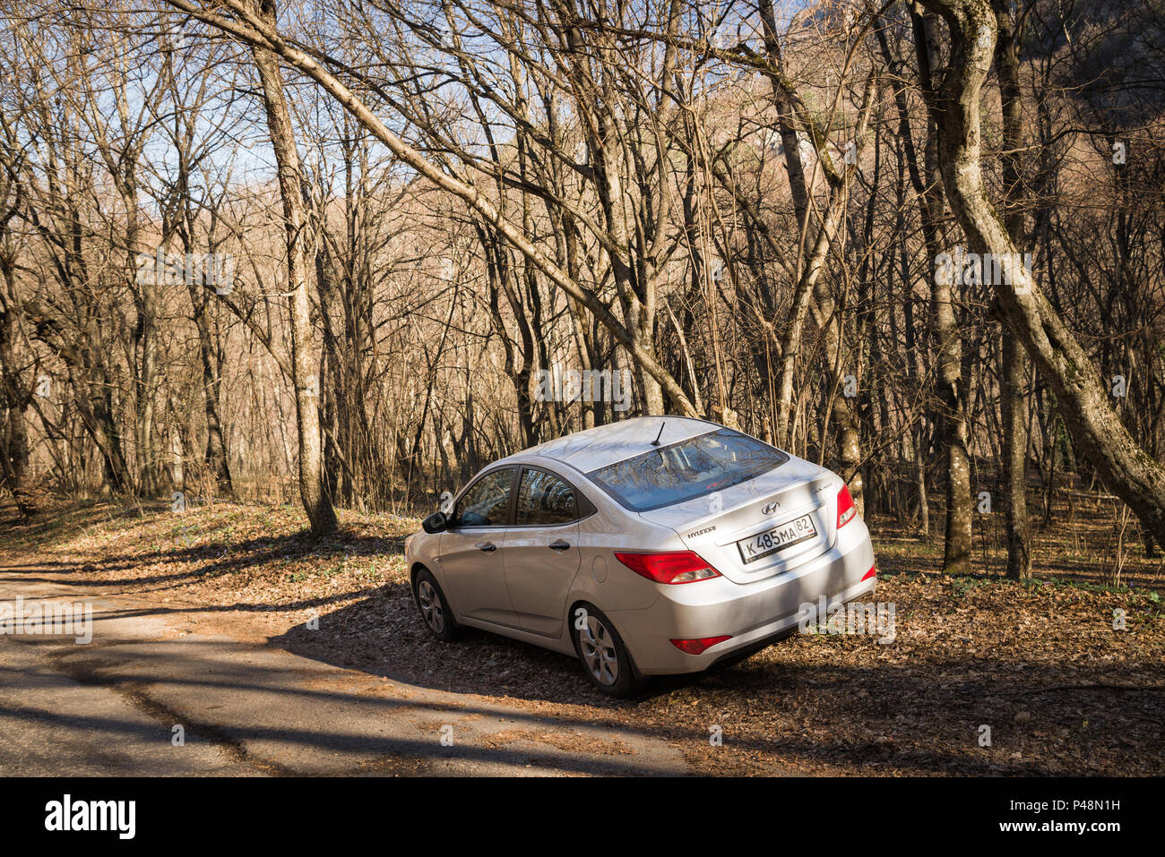 La vettura Hyundai Solaris (accento) è parcheggiato in natura. Il Grand Canyon, Repubblica di Crimea. Foto Stock