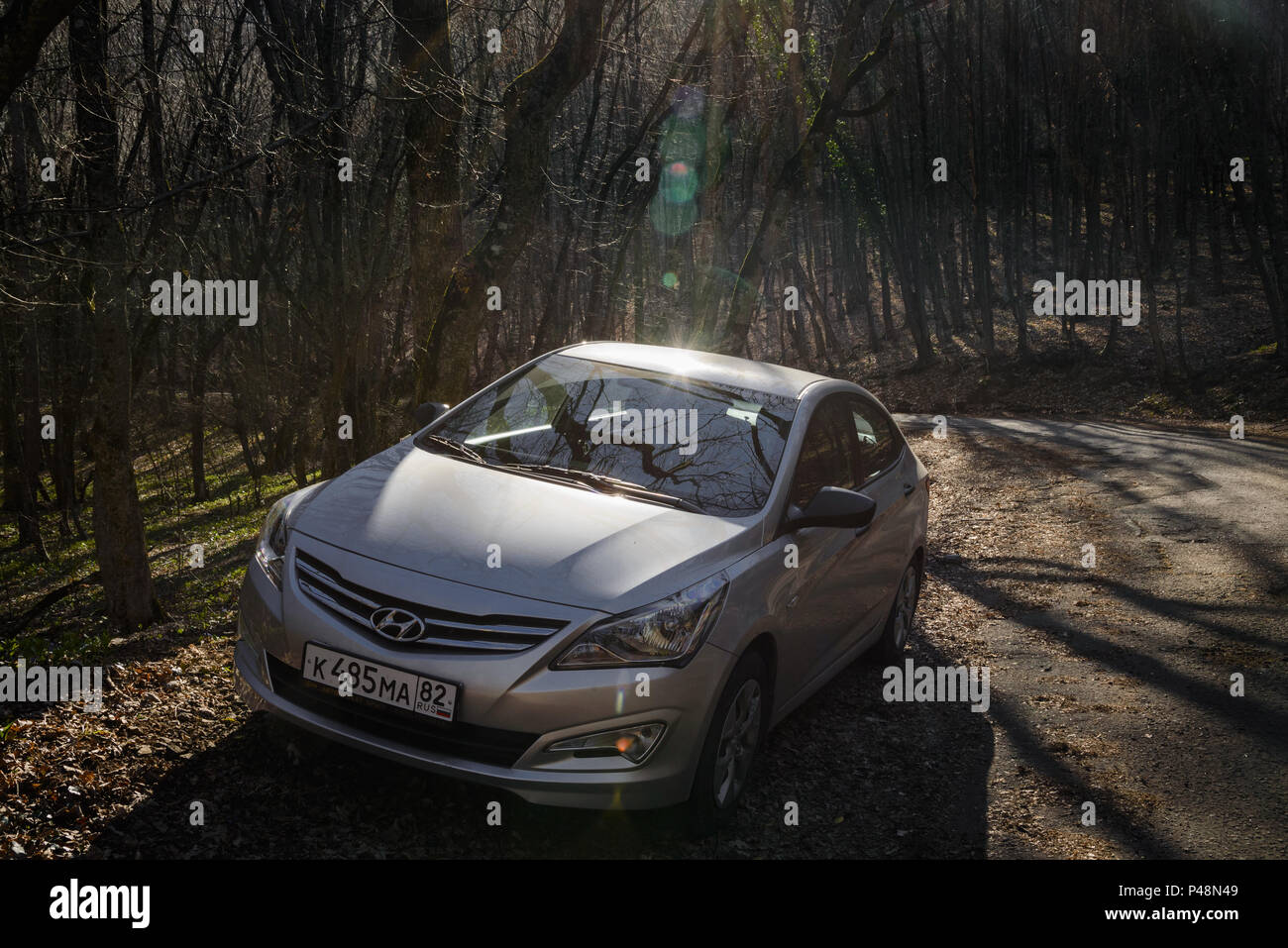 La vettura Hyundai Solaris (accento) è parcheggiato in natura. Il Grand Canyon, Repubblica di Crimea. Foto Stock