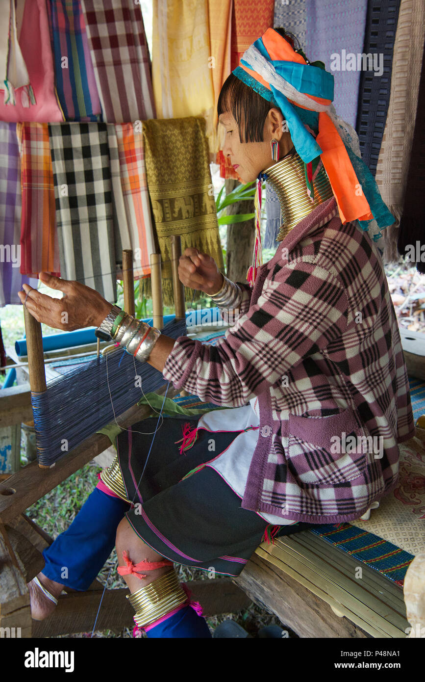 Karen lungo collo donna primitiva operativo nel villaggio di negozio di tessuti Pai nord della Thailandia Foto Stock