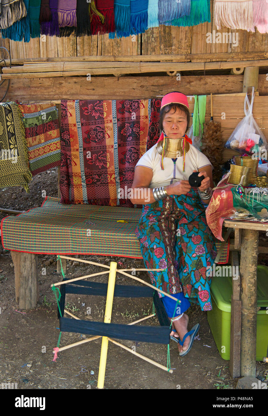 Karen lungo collo donna primitiva operativo nel villaggio di negozio di tessuti Pai nord della Thailandia Foto Stock