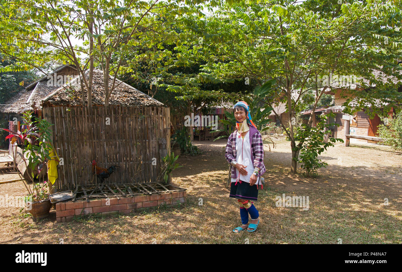 Karen lungo collo donna a piedi attraverso remoto villaggio nei pressi di Pai nel nord della Thailandia Foto Stock