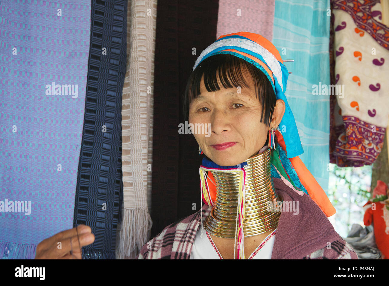 Ritratto Karen lungo collo donna remoto villaggio nei pressi di Pai nel nord della Thailandia Foto Stock