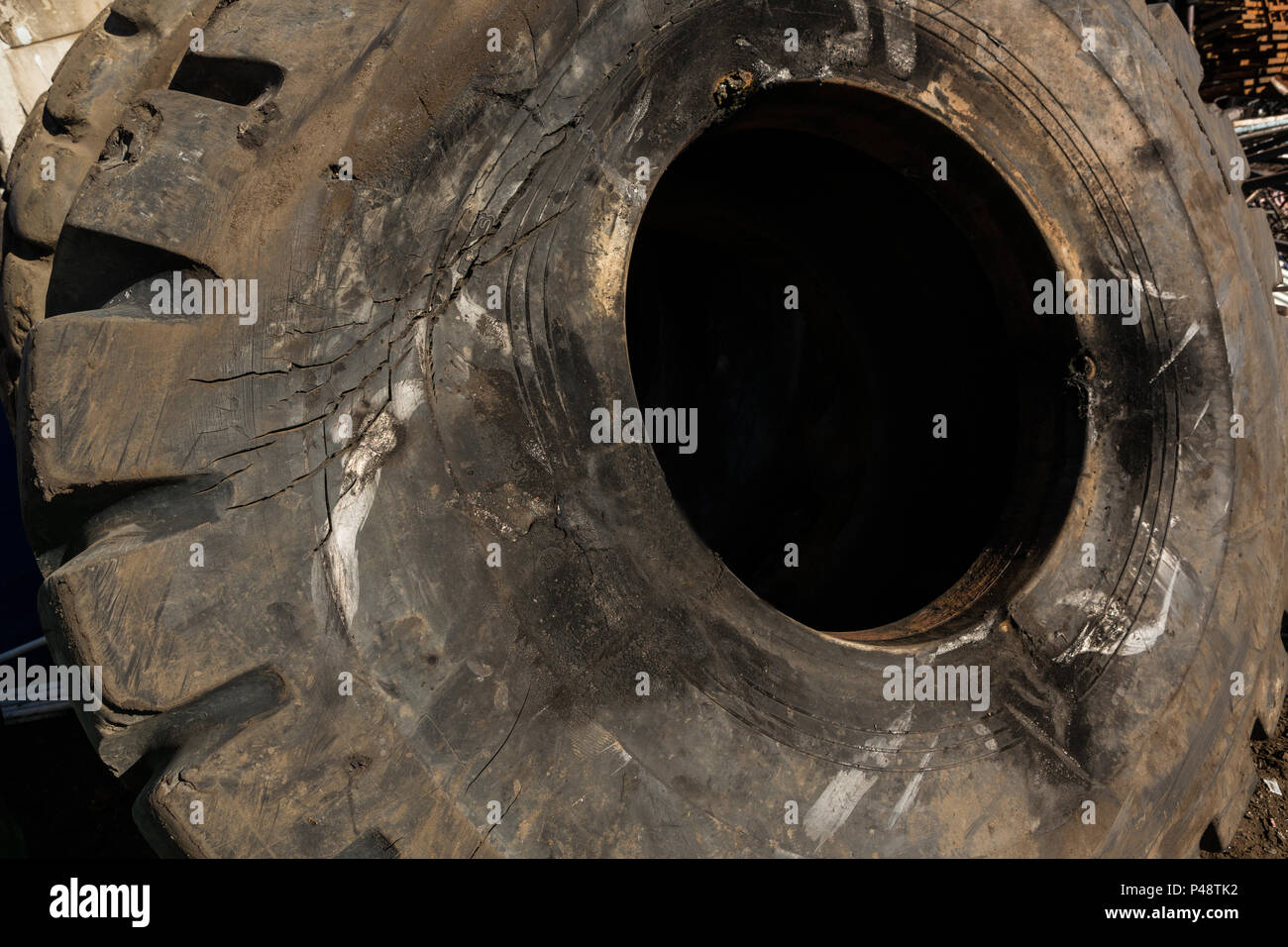 Bruciato la gomma pneumatico nel scrapyard Foto Stock