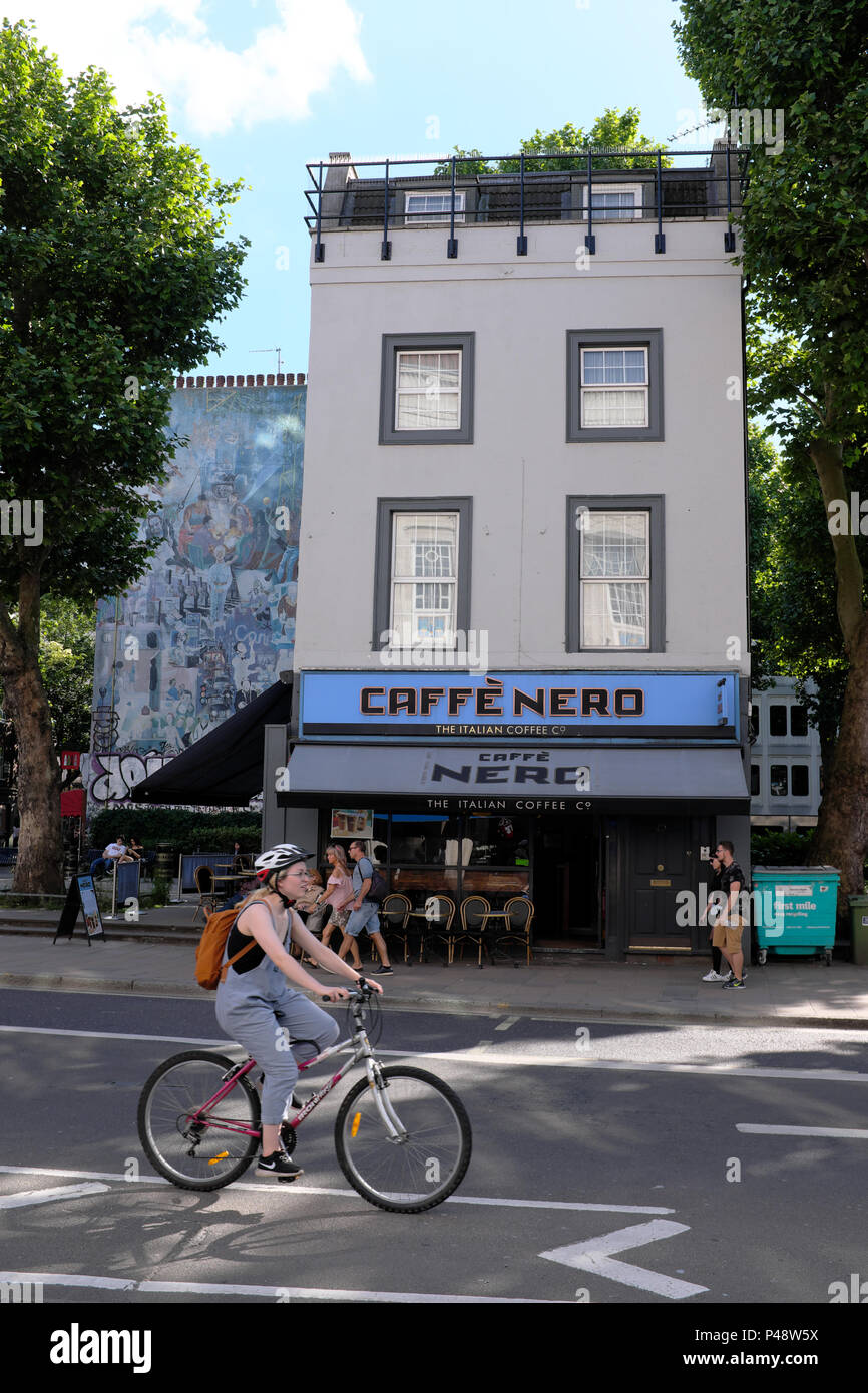 Caffe Nero coffee shop su Tottenham Court Road, Londra, Inghilterra, Regno Unito Foto Stock