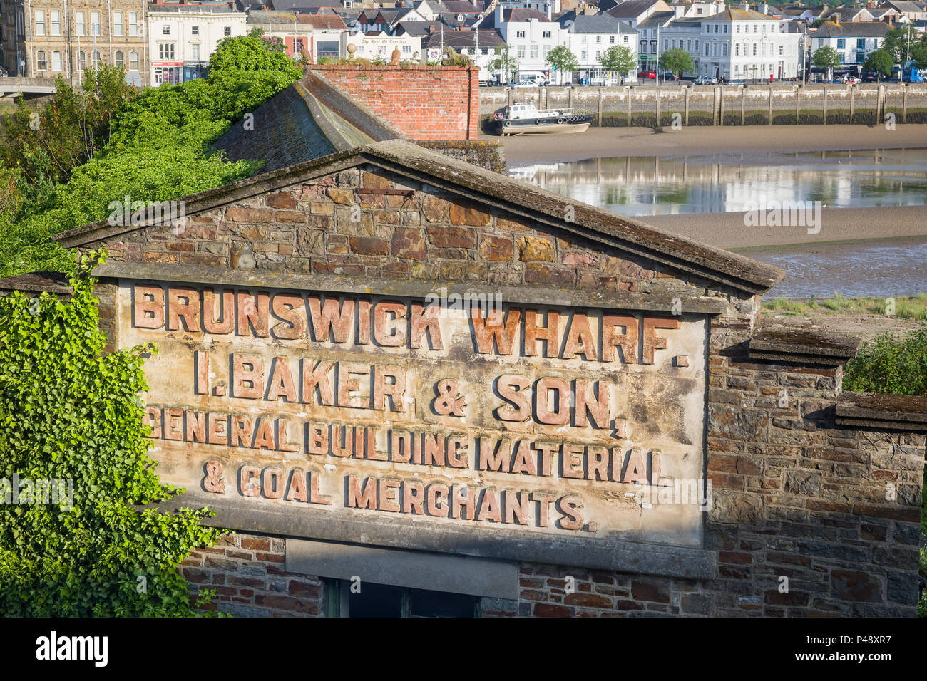 Prove di ex Brunswick Wharf in Biddeford North Devon riflettendo sul tempo quando la città era un fiorente porto di mare Foto Stock