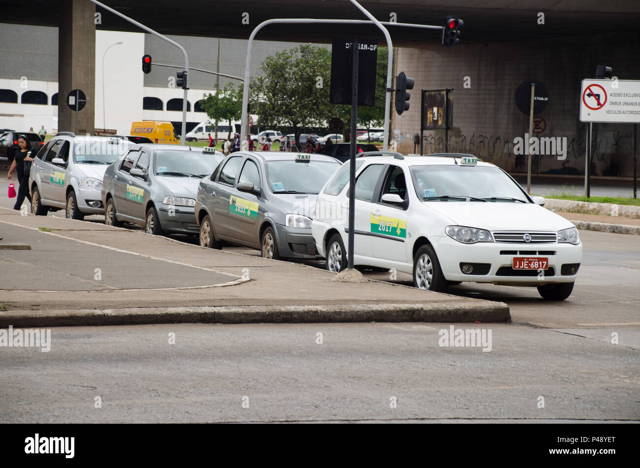 Brasilia DF - 03.02.2012: PONTO DE TÁXI - Ponto de Taxi com veículos estacionados. (Foto: Vanessa Volk / Fotoarena) Foto Stock