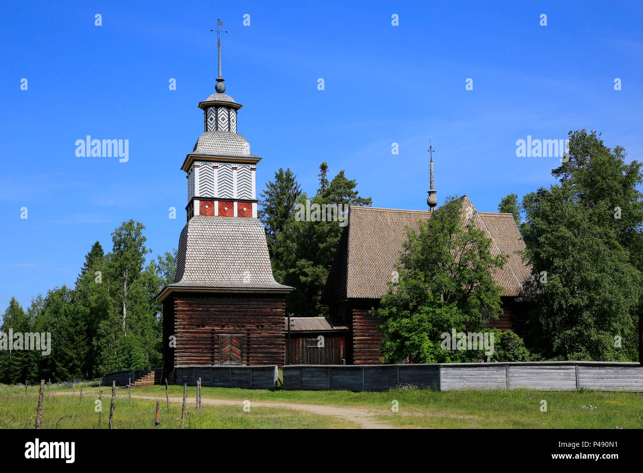 Vecchia chiesa di legno di Petajavesi, Finlandia, sito Patrimonio Mondiale dell'UNESCO, e campo circostante in una giornata di sole dell'estate. La chiesa fu costruita 1763-65. Foto Stock